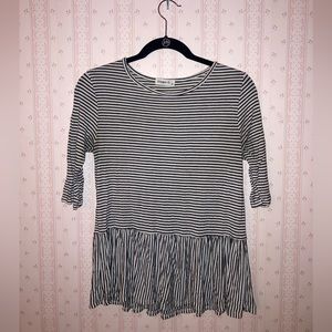 Casual 3/4 sleeve shirt perfect for work/school! Size medium